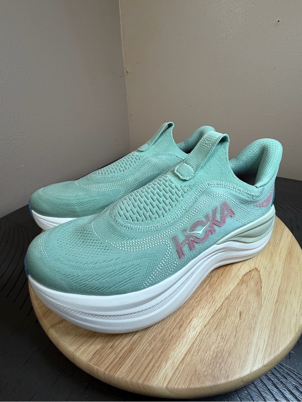 hoka women’s skyward laceless running shoes